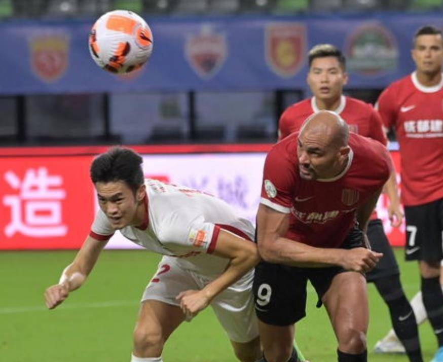 乐鱼体育-里程碑夜成都蓉城官宣签约，西甲清晨刷纪录，更衣室稳定，赛程密集仍需轮换-乐鱼体育