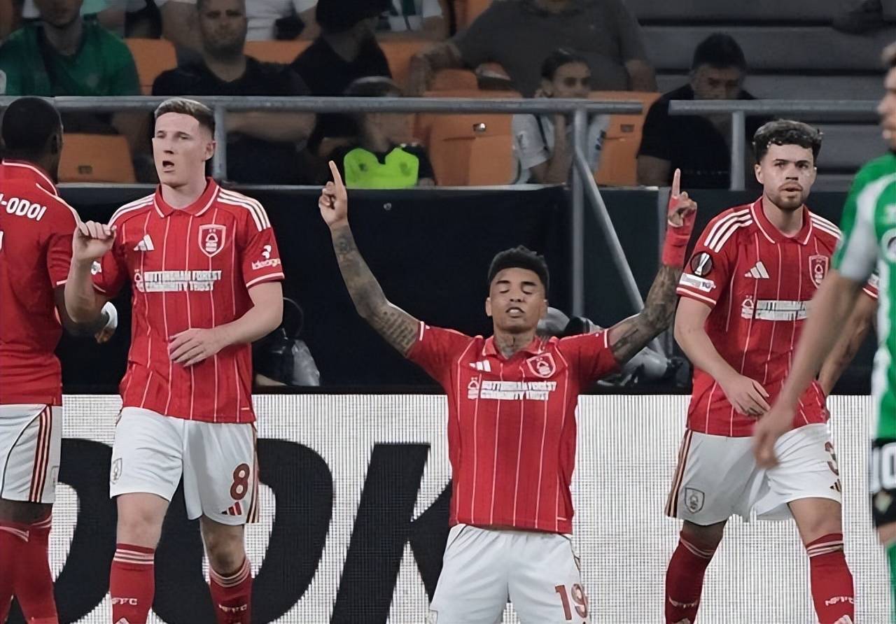 包含曼城训练开放日；冲刺阶段刷新队史纪录引欢呼；亚冠在即；身体对抗强度拉满的词条